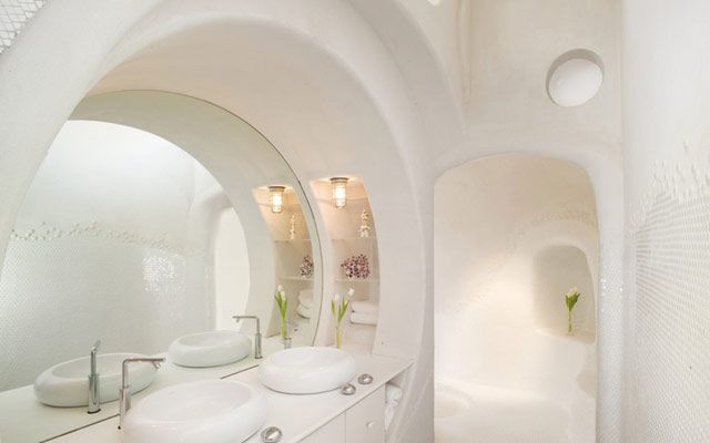Komín a vstup do jeskynního domu casa cueva