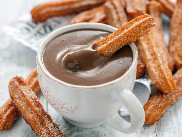 Churro namáčené do hrnku husté horké čokolády