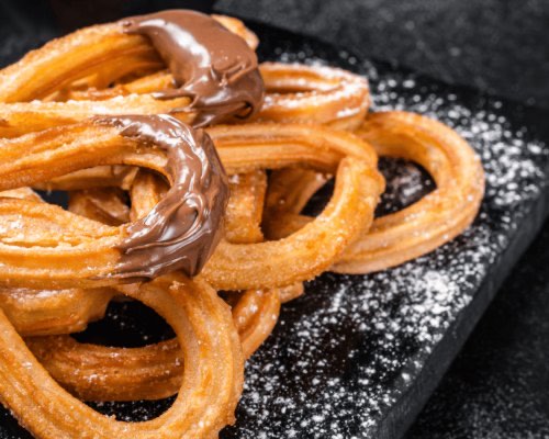 Kroužky churros plněné čokoládou a posypané moučkovým cukrem