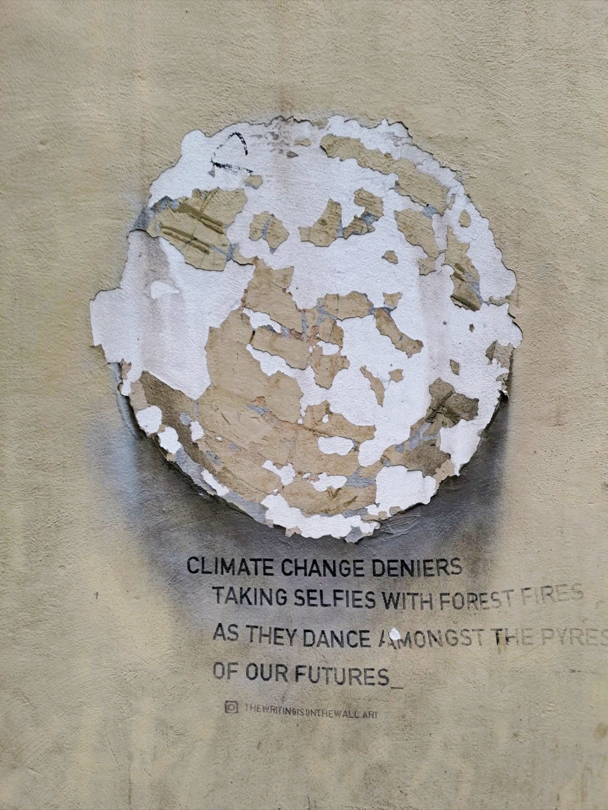 Nápis na zdi v Barceloně o popíračích klimatické změny