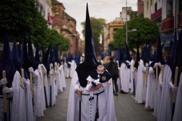 Svaté pondělí – Lunes Santo: stokilové kříže na zádech a hodiny procesí bosky