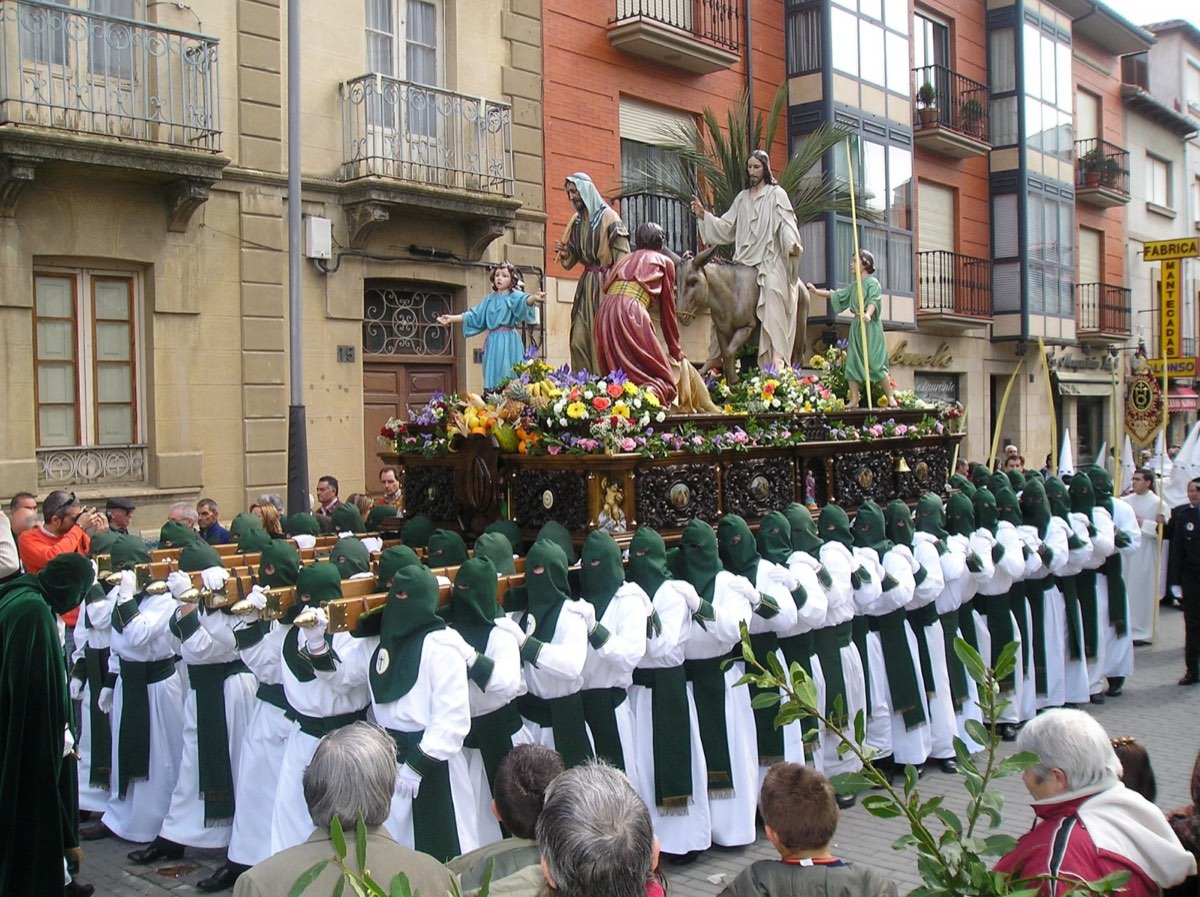 Costaleros pod konstrukcí