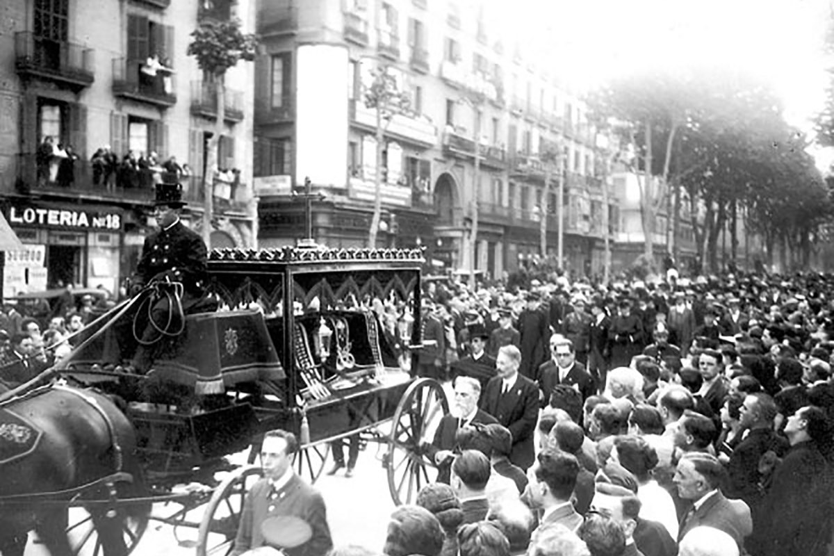 Pohřební průvod s koňským pohřebním vozem v ulicích Barcelony, červen 1926